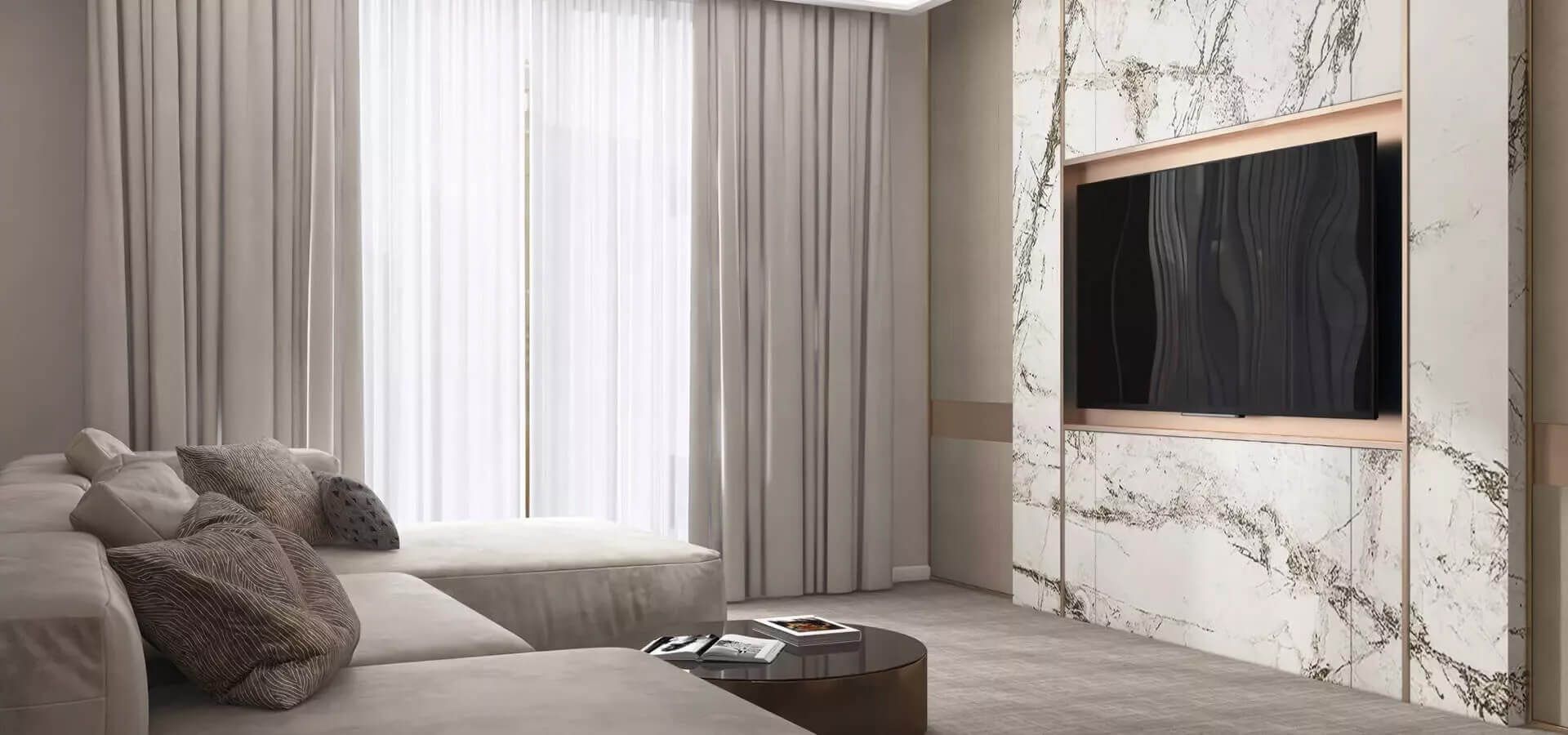 Modernes Wohnzimmer mit hellen Vorhängen, einer eleganten Akzentwand aus Marmor und einem montierten Fernseher über einem stilvollen Couchtisch mit Zeitschriften.